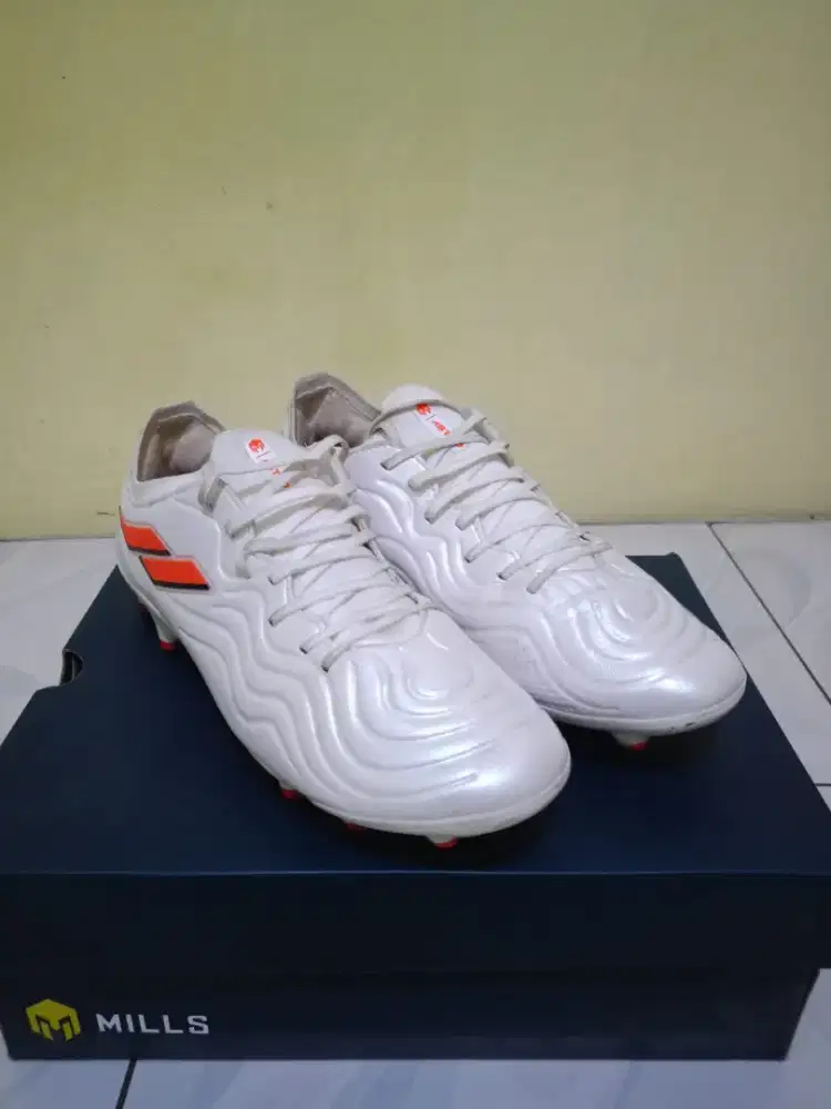 SEPATU BOLA Mills astro vizare