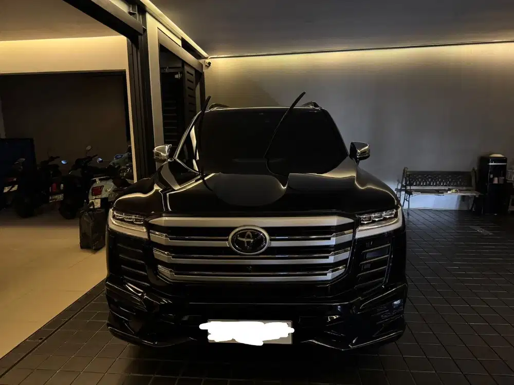 Land Cruiser 2023 VXR low km