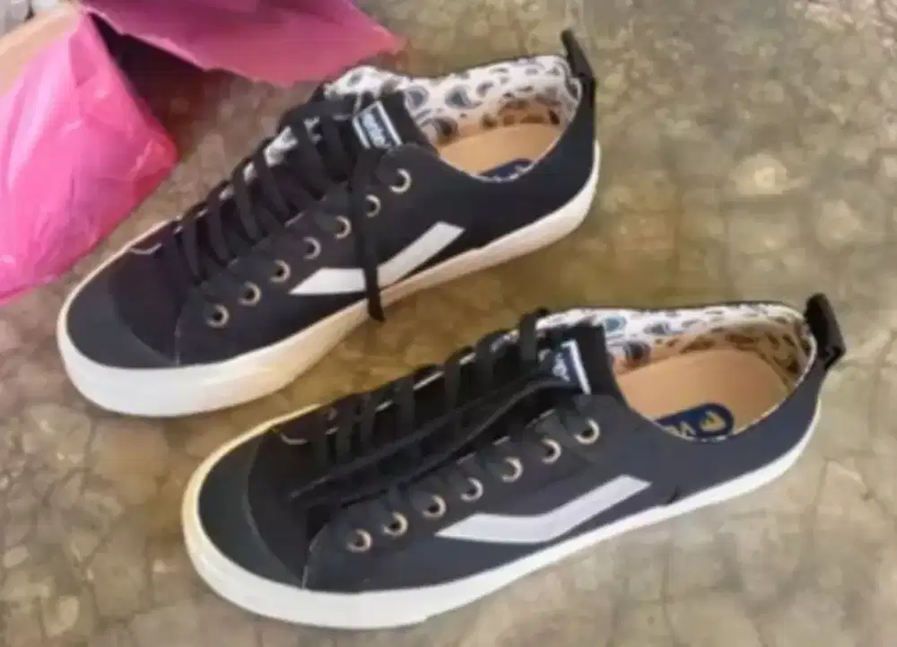 Sepatu ventela reflective