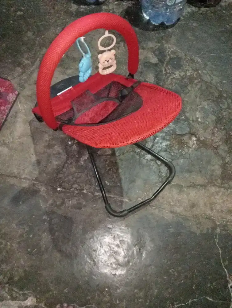 Ayunan bayi warna merah