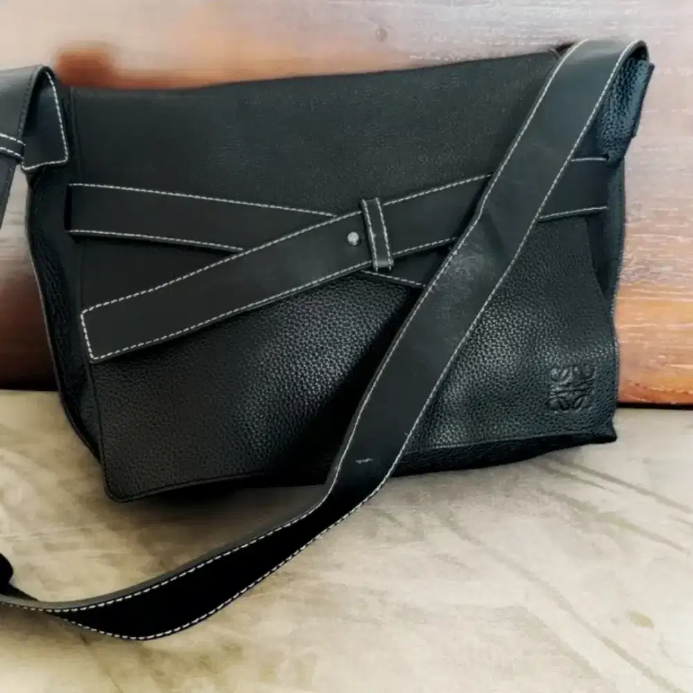 LOEWE Large Black Gate Messenger