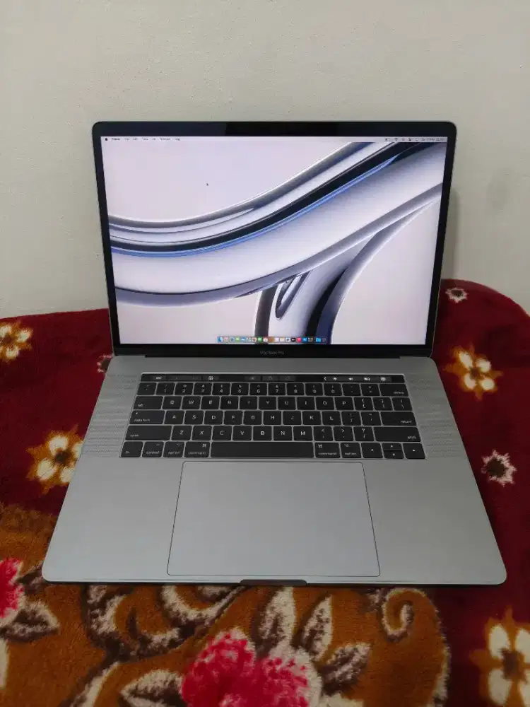 Macbook pro 15 inch 2017 i7 16gb/256gb dual vga