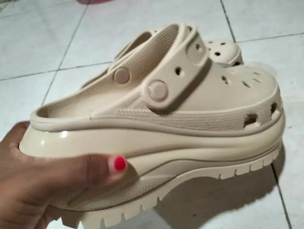 Sandal wanita Crocs Mega Crush