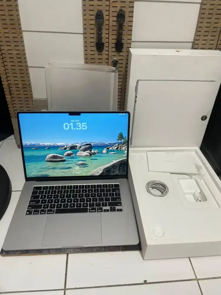 MacBook Air M3 15 inch 8/256GB Like New