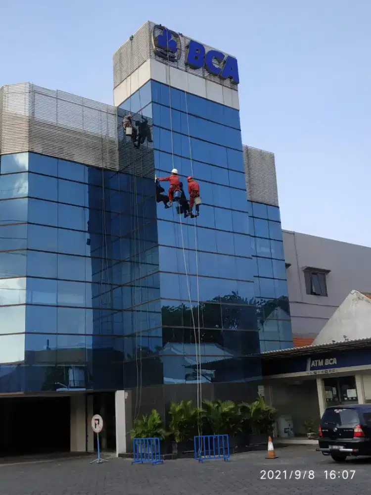 Melayani Jasa Pembersihan Kaca Gedung Bertingkat