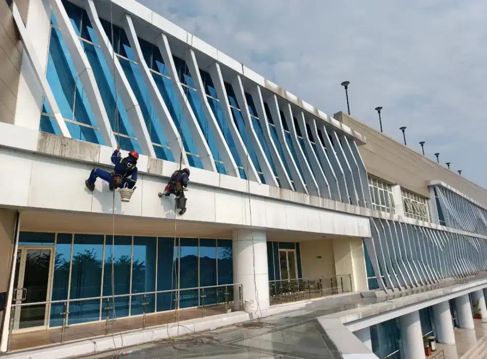 Melayani Jasa Pembersihan Kaca Gedung Bertingkat