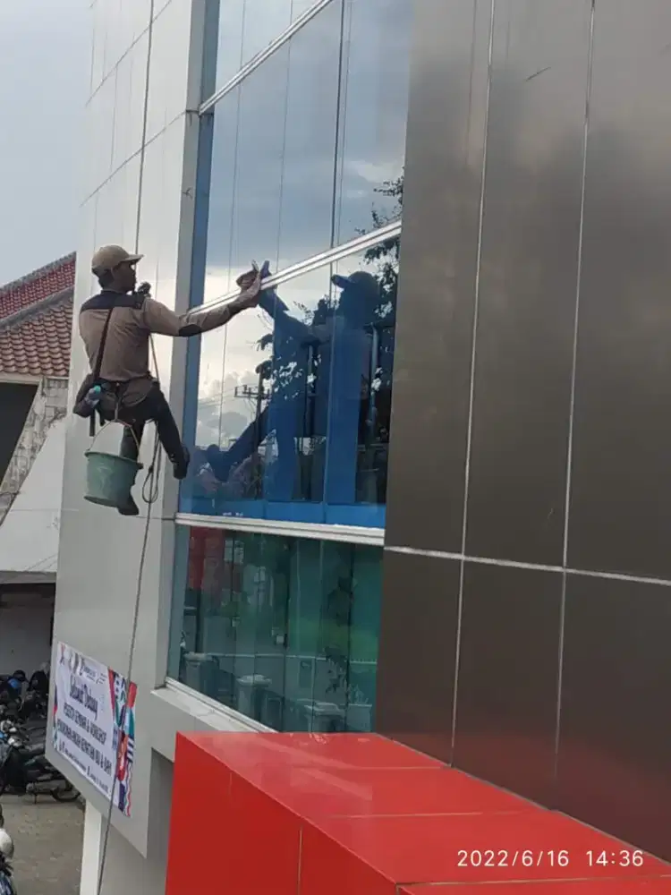 Melayani Jasa Pembersihan Kaca Hotel, Gedung, Apartemen