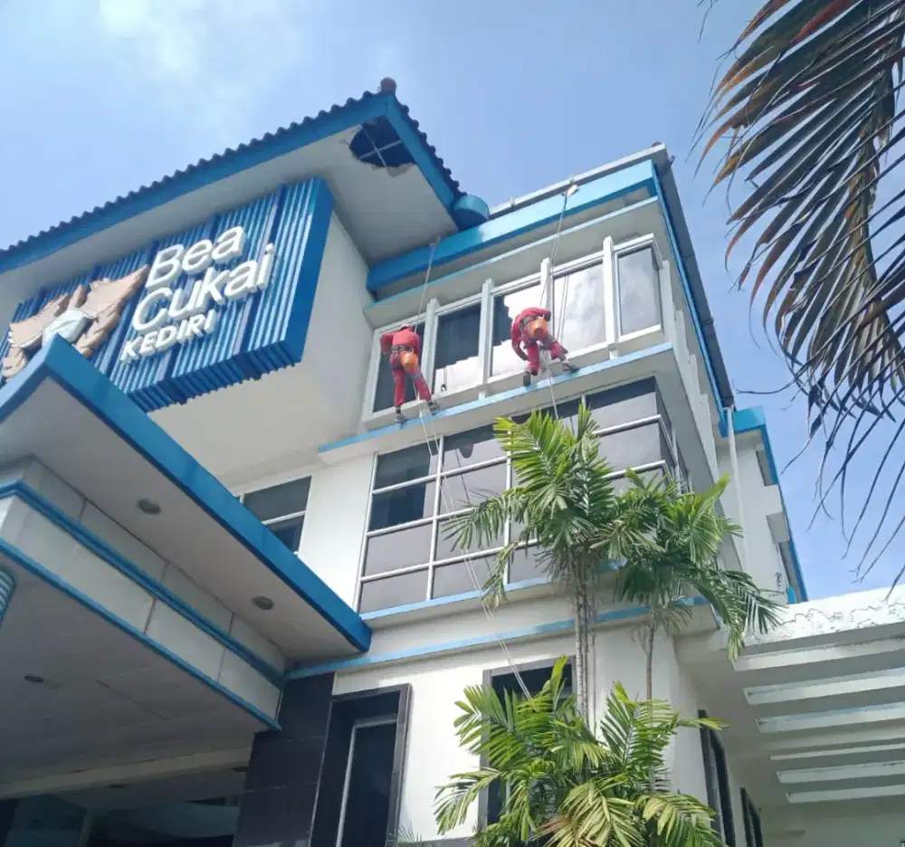 Jasa Pembersihan Kaca  dan ACP Gedung, Hotel, Apartemen DLL
