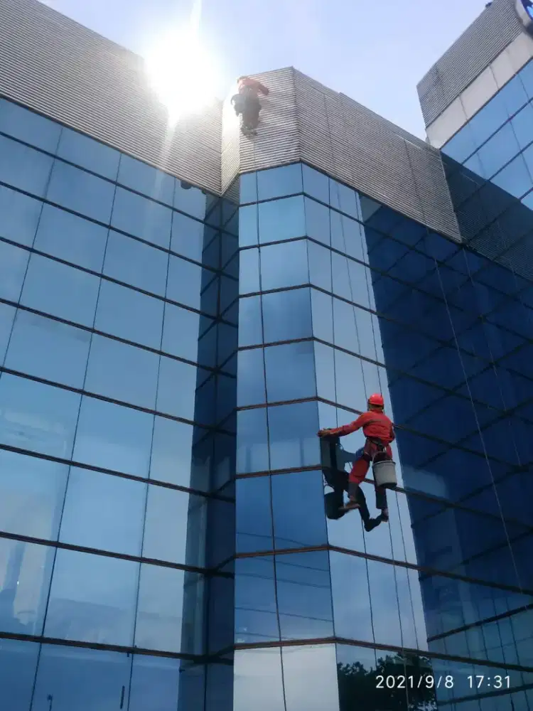 Jasa Pembersihan Kaca dan ACP Gedung Hotel Apartemen DLL