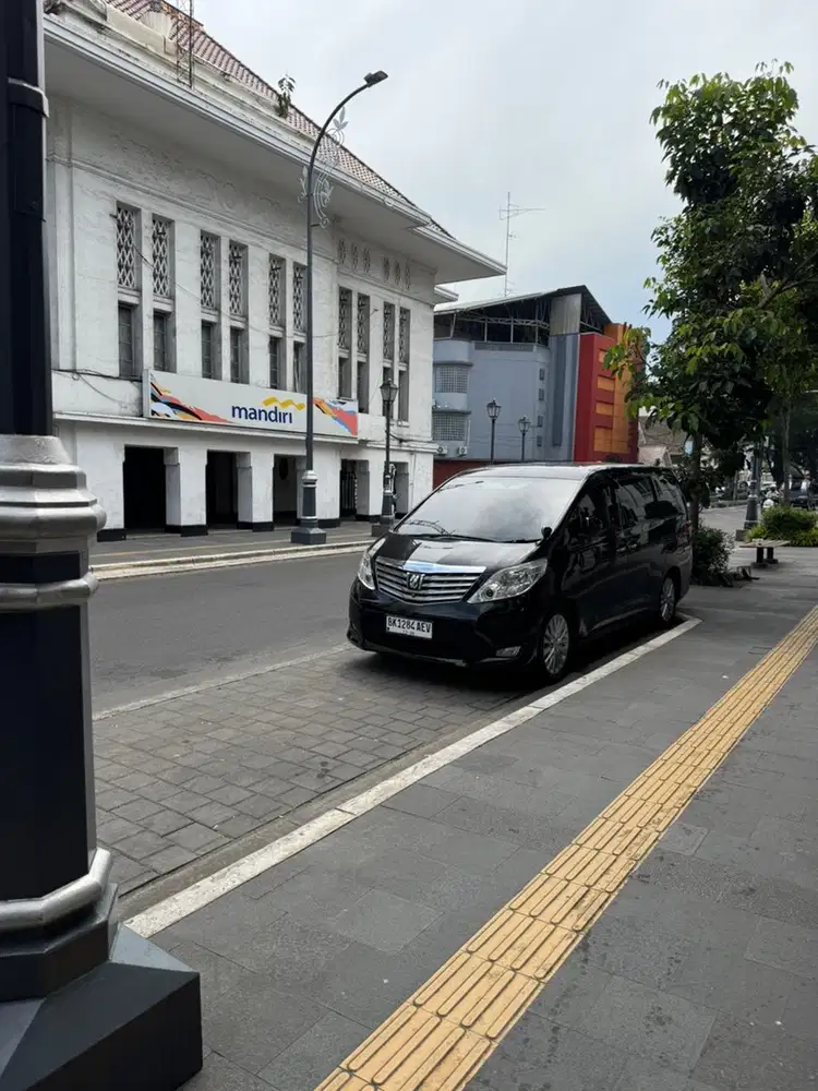 Toyota Alphard 2009 Premium GBook low KM!