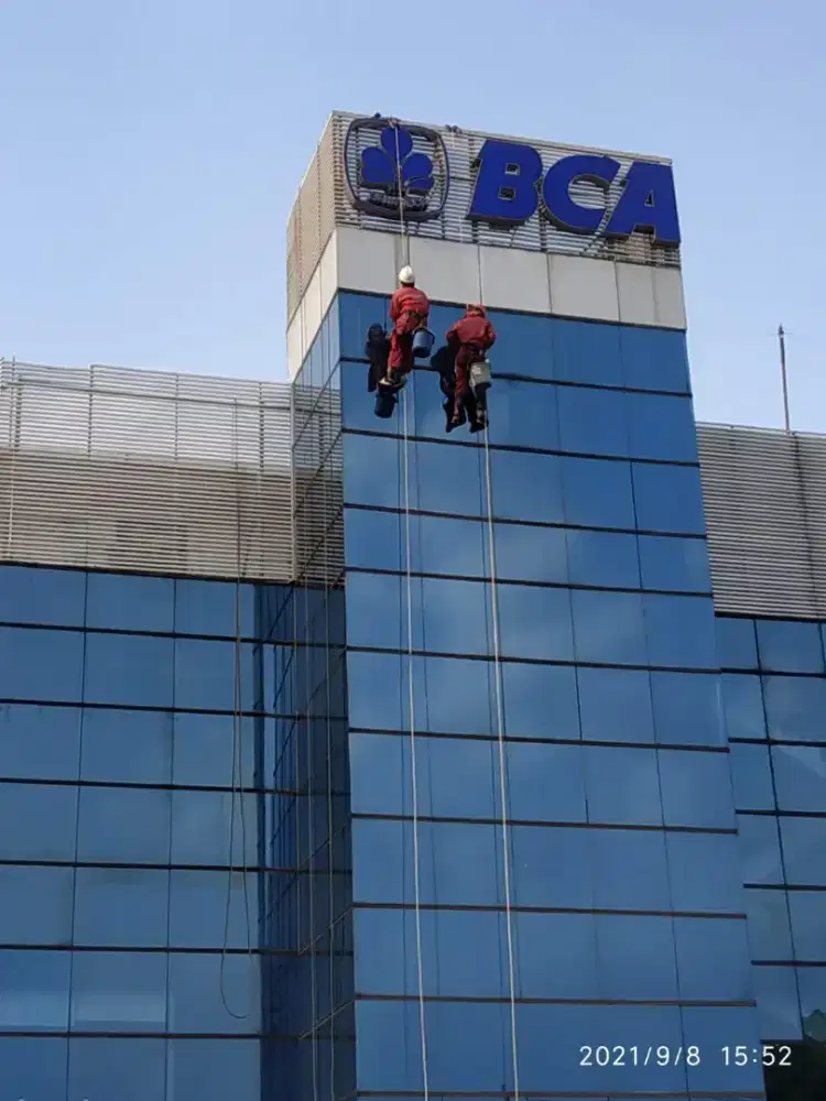 Jasa Pembersihan Kaca Gedung Bertingkat