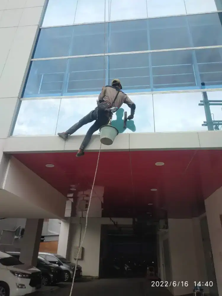 Jasa Pembersihan Kaca Gedung Hotel Apartemen DLL