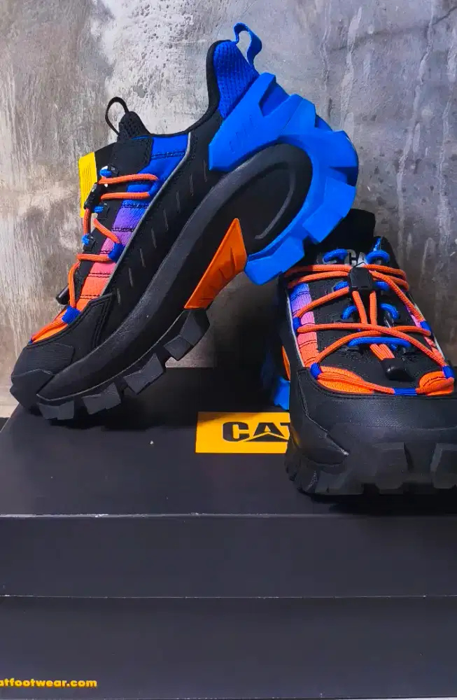 sepatu sneakers kasual