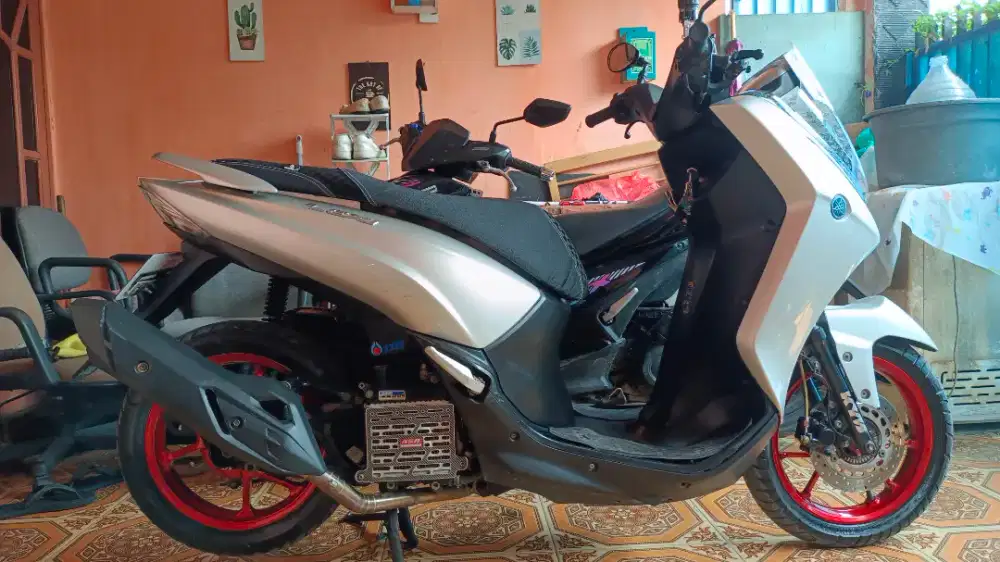YAMAHA LEXI 125 RAPIH BERSIH MULUS HALUS SS LENGKAP STNK BPKB FAKTUR
