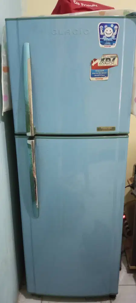 Dijual,kulkas 2 pintu , merk Toshiba,seri glacio