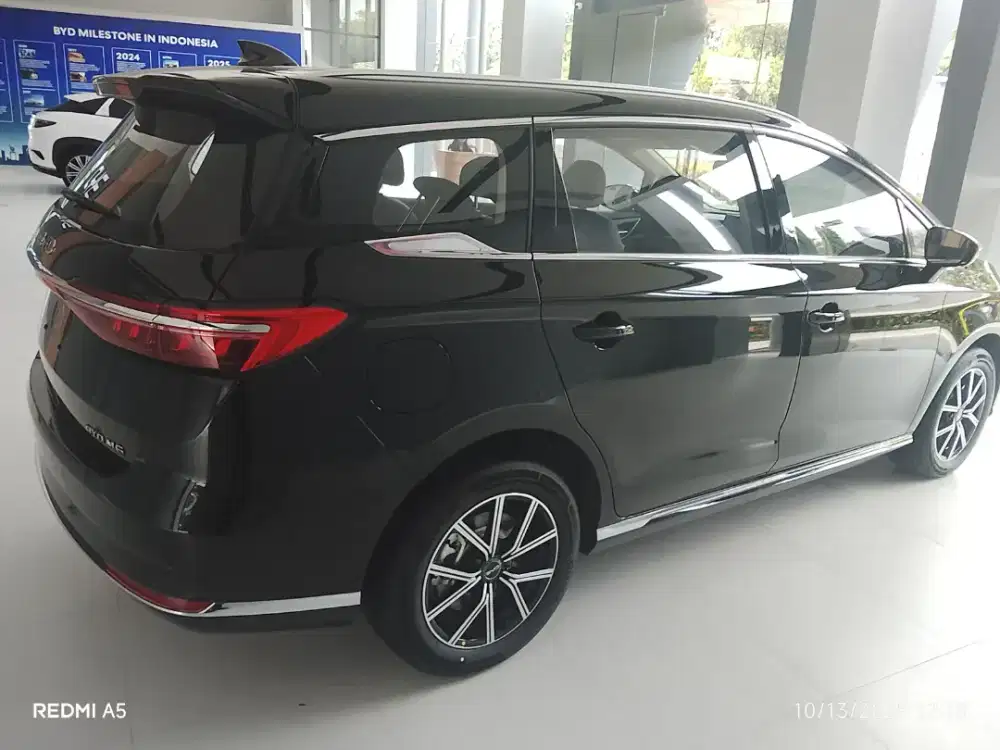 BYD M6 EV Black