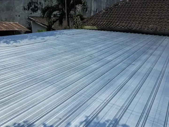 Perbaikan atap bocor