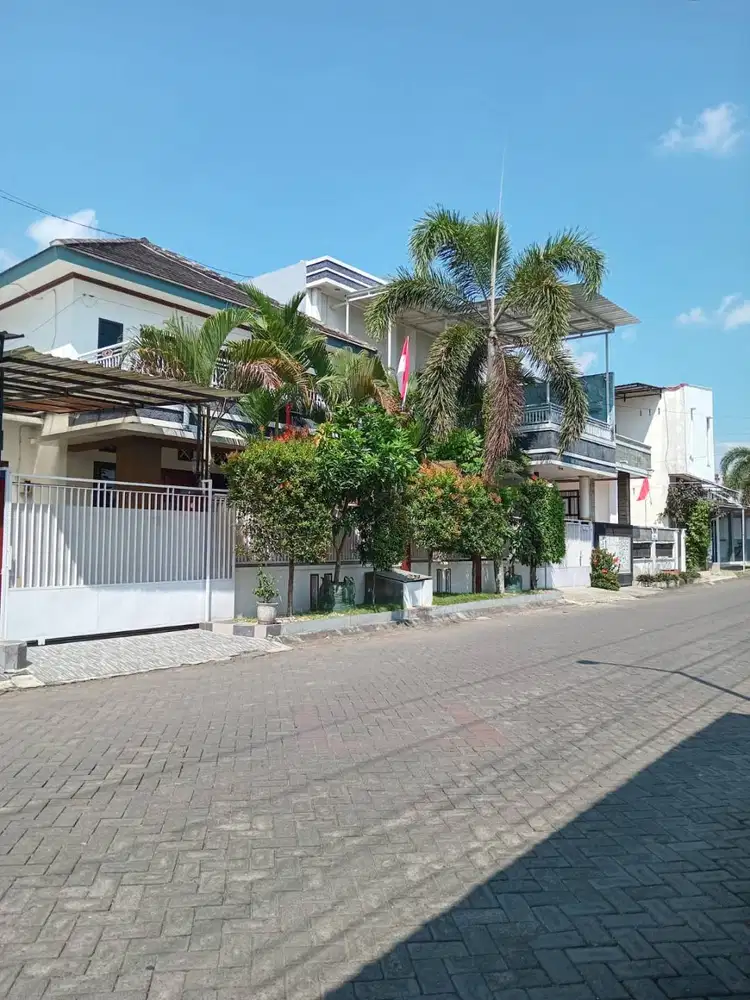 Dijual rumah eksklusif di tengah kota Jember
