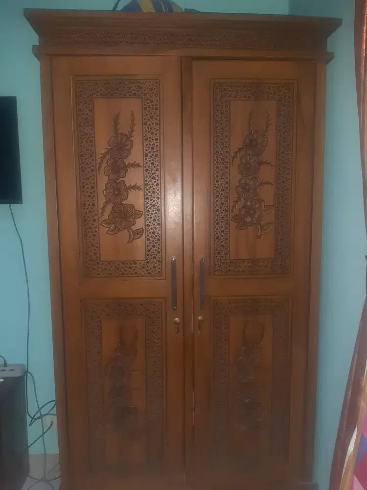 Lemari pakaian ukir kayu jati
