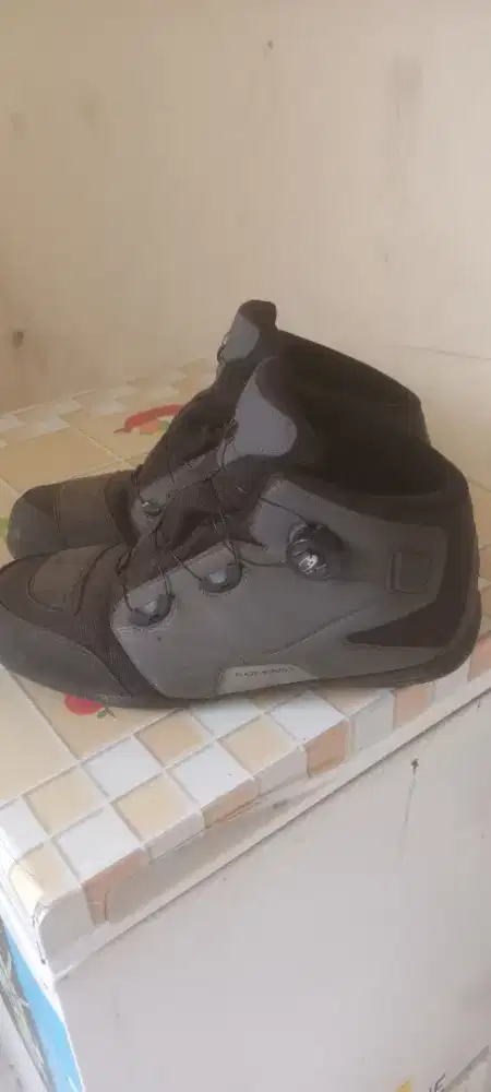 Sepatu turing komine