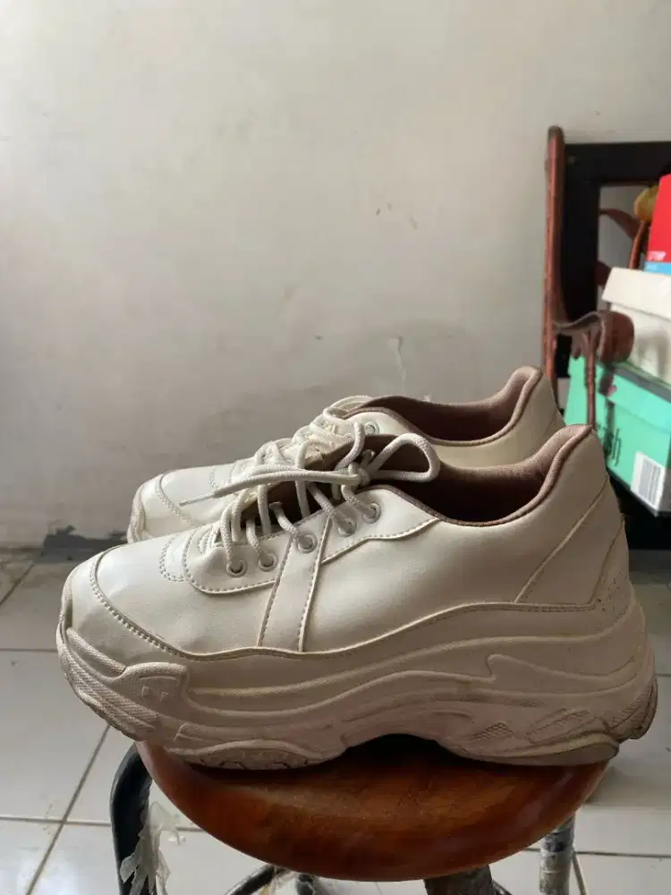 Sepatu sneakers Elira warna putih