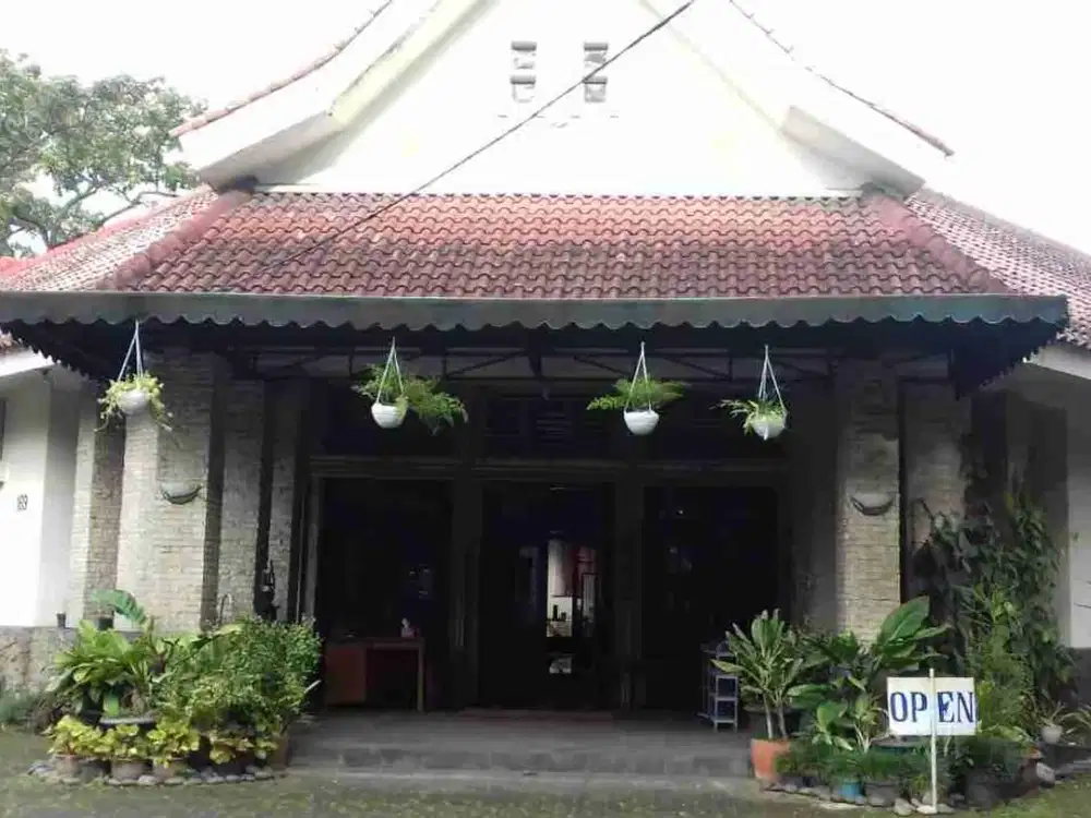 Bandung CIHAPIT rumah besar Disewakan cocok buat usaha kantor outlet cafe nego lokasi strategis nyaman