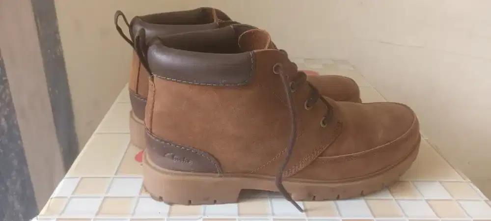 Sepatu boot kulit merk clarks