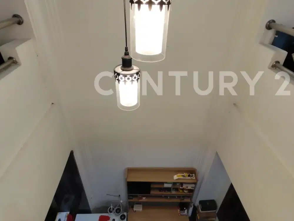 TURUN HARGA RUMAH CANTIK SIAP HUNI 2 ½ LANTAI STRATEGIS DI BENHIL