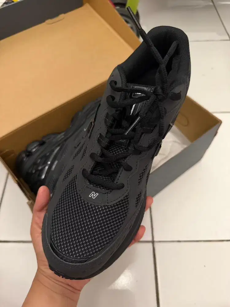 Sepatu New Balance  Baru warna hitam ukuran 44