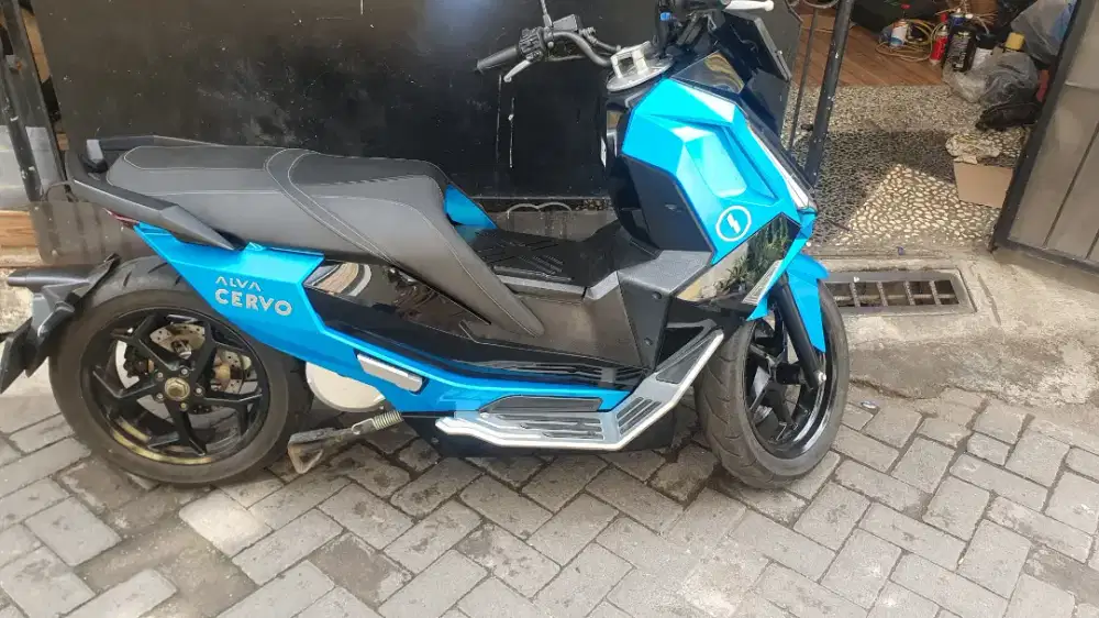 2 bh motor listrik alva cervo , 2 baterai, odo msh 5000 an , mulus,