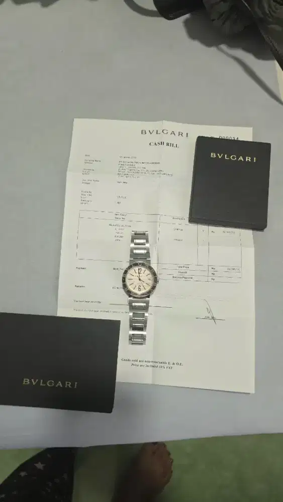 Jam tangan Bulgaria dan Charriol serta tas prada