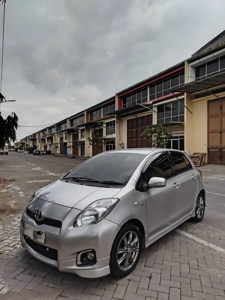 Jual Yaris AT 2012 Silver