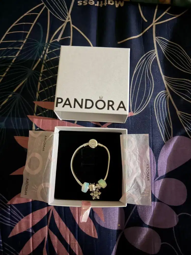 Gelang pandora.