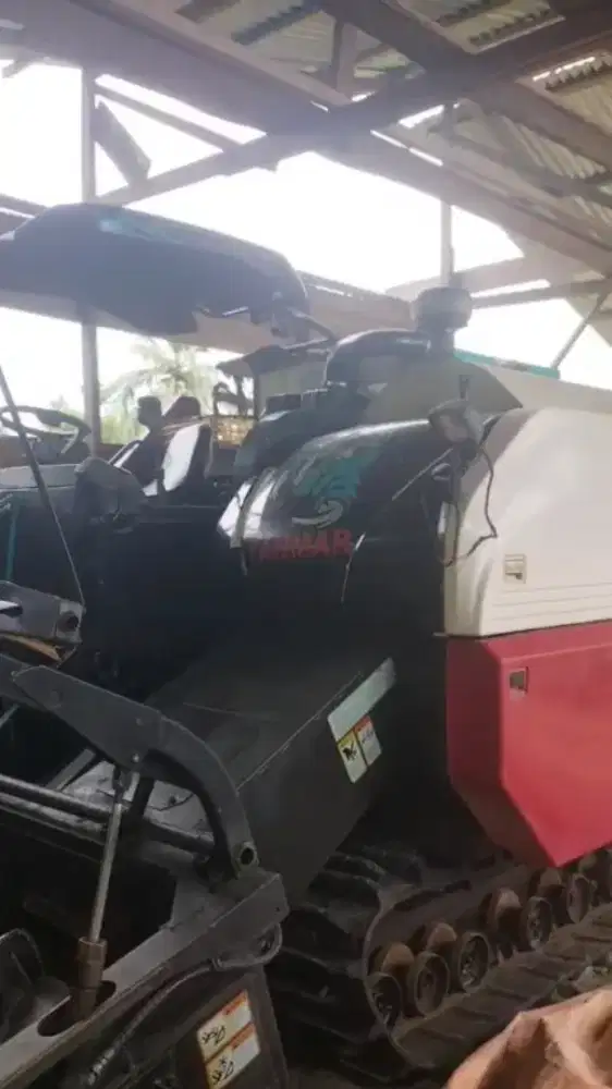 Dijual mesin combine harvester YANMAR YH 850