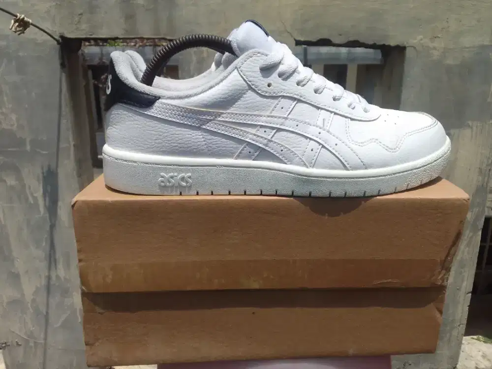 Sepatu casual asics putih