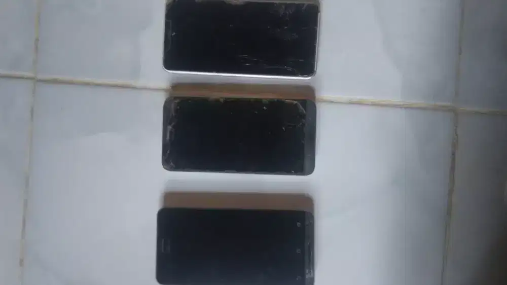 2 Asus Zenfone & Redmi 6A rusak