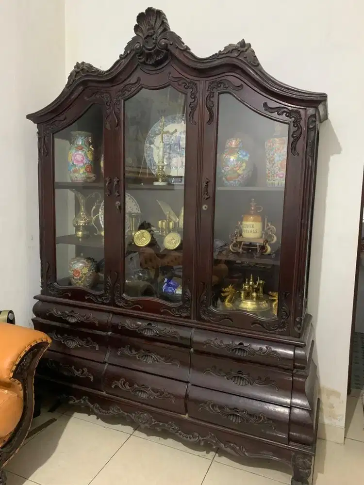 Lemari pajangan jati