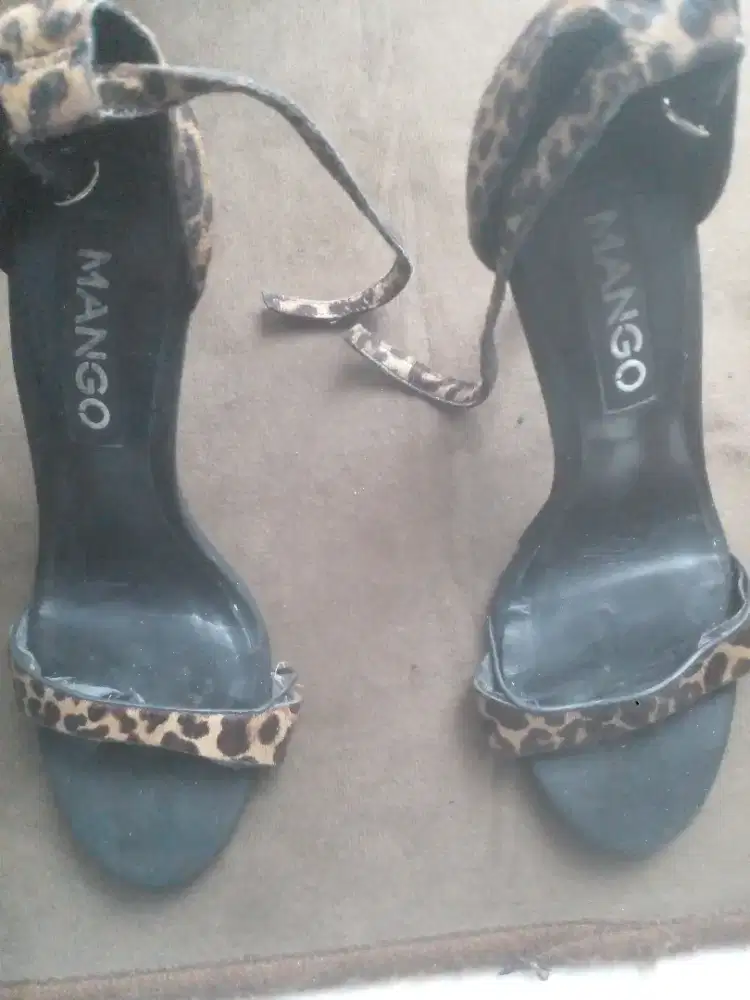 Sepatu highheels merek Mango corak macan tutul