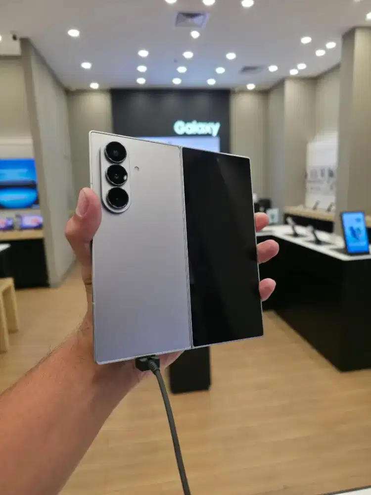 SAMSUNG GALAXY ZFOLD 7 12/256GB free Galaxy Buds