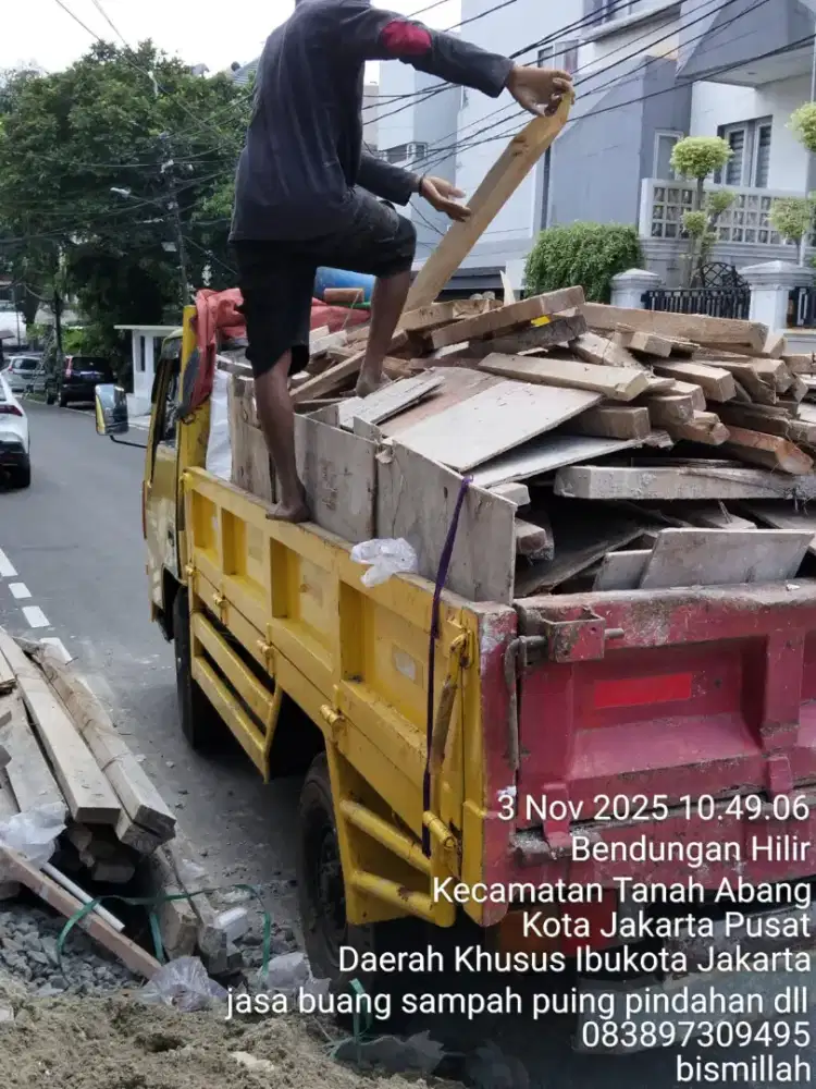 Jasa buang puing dan tanah