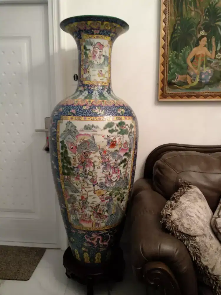 Sepasang Vas besar antik China (LANGKA)