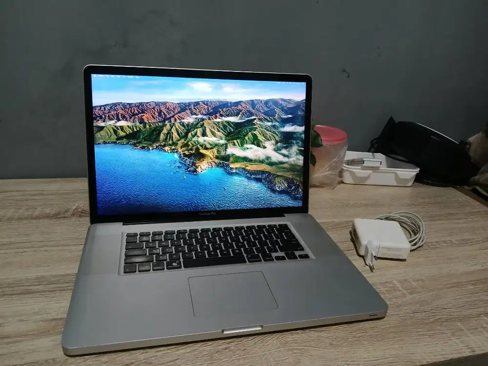 Macbook Pro 2011 17 inch RAM 8GB SSD 256GB  HDD 750GB