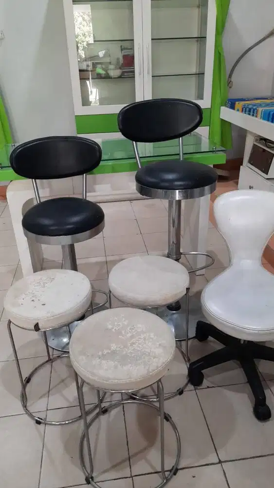 Furniture Lengkap Bekas Praktik Dokter Estetika