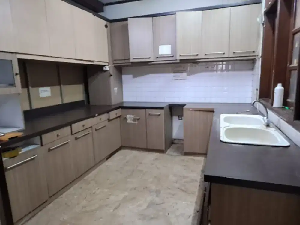 DISEWAKAN CEPAT RUMAH RAPI CANTIK DI GANDARIA JAKARTA SELATAN LOKASI STRATEGIS