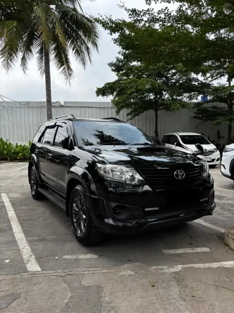 TOYOTA FORTUNER VNT TRD AT HITAM 2015