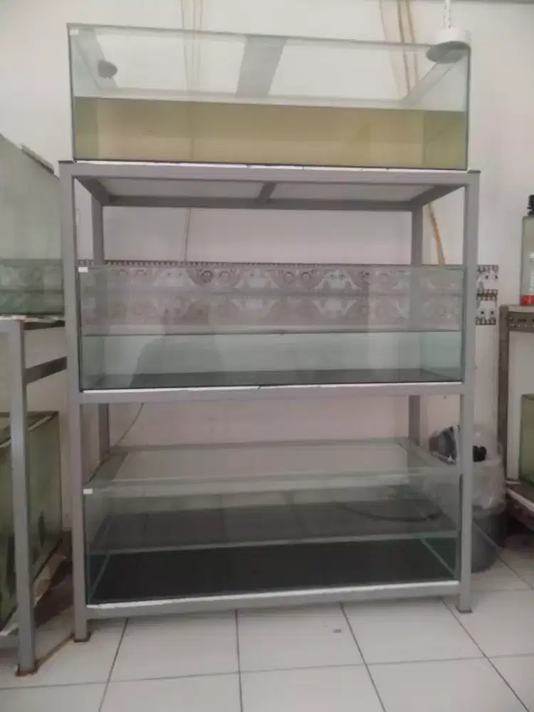 3 Buah Aquarium dan 1 Rak Aquarium