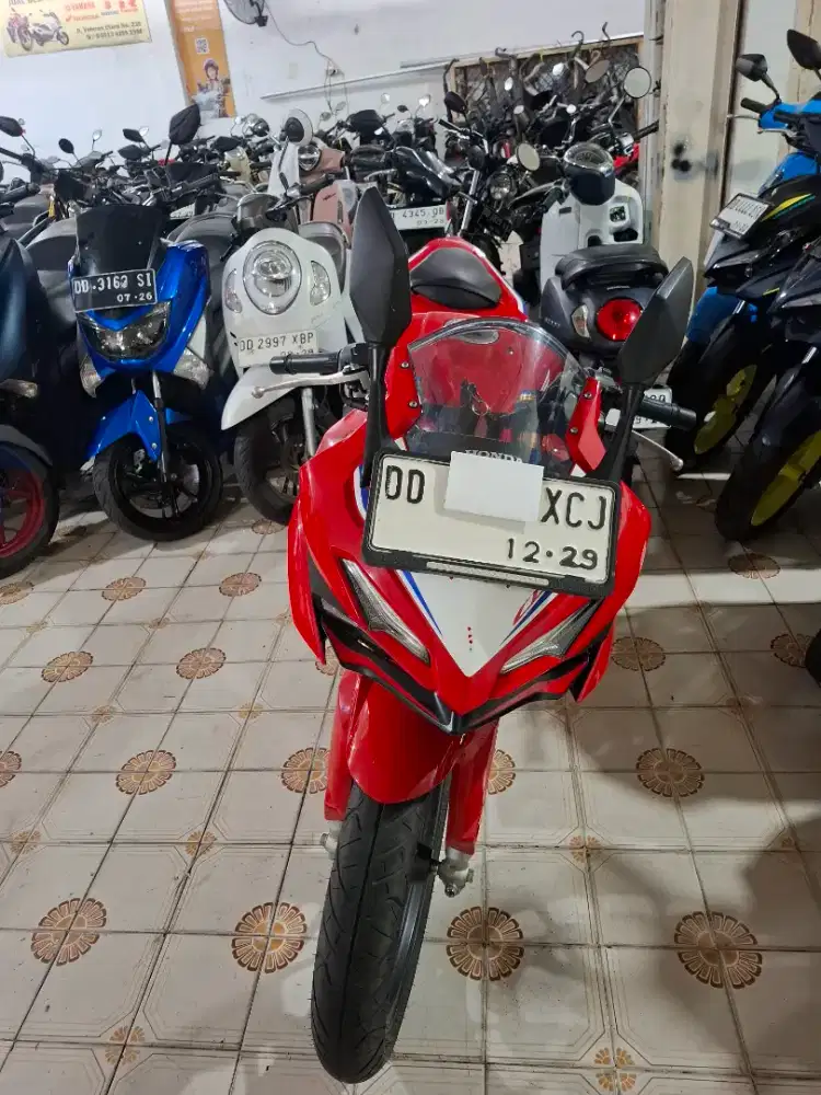 Honda CBR 150cc 2024 merahHonda CBR 150cc 2024 merah