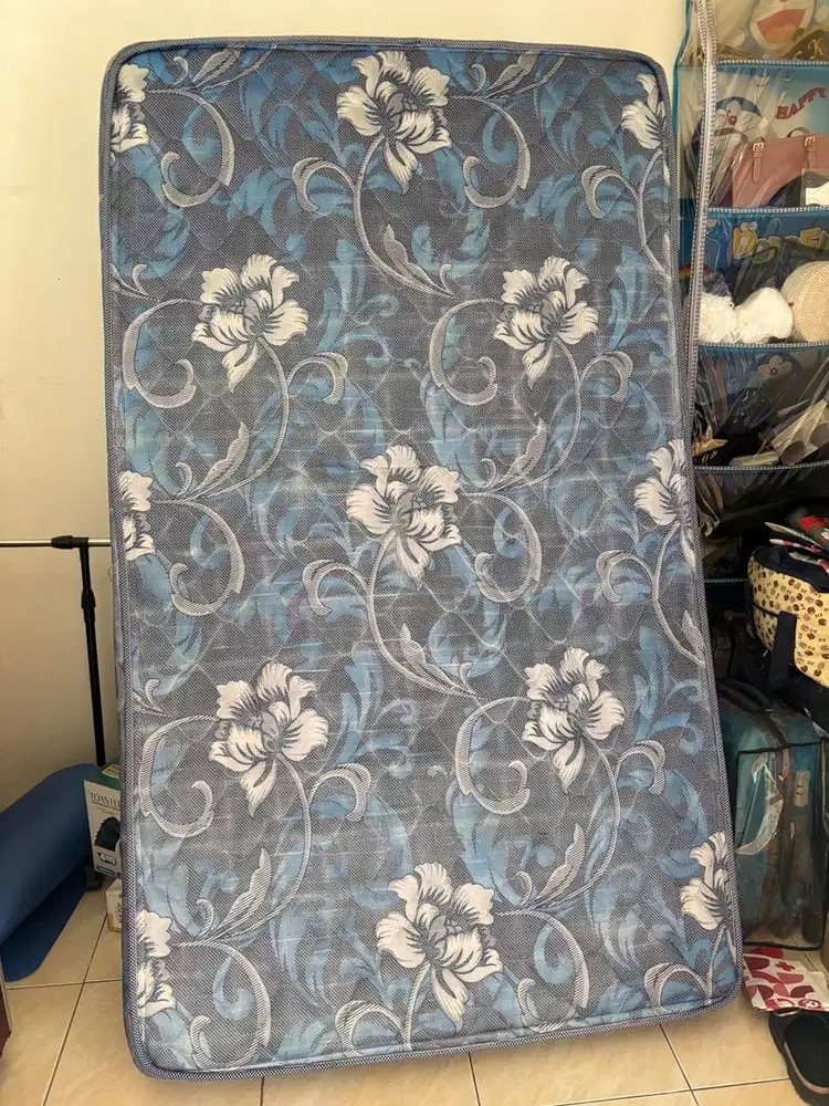 springbed warna biru