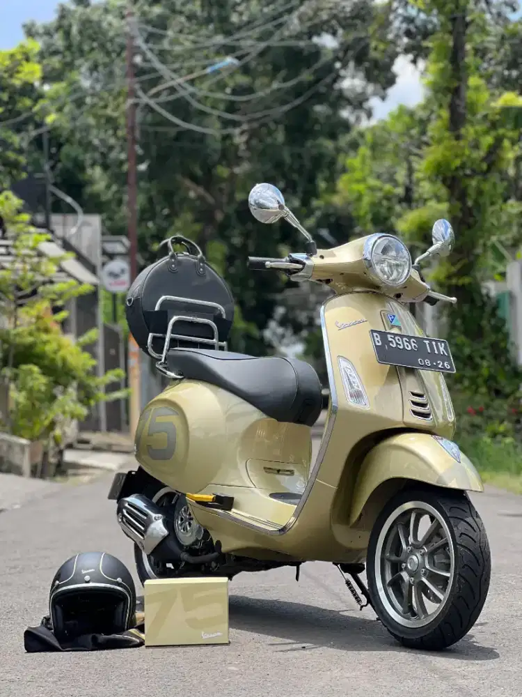 Vespa primavera 75th anniversary km 800 with helmet ( justin limited )