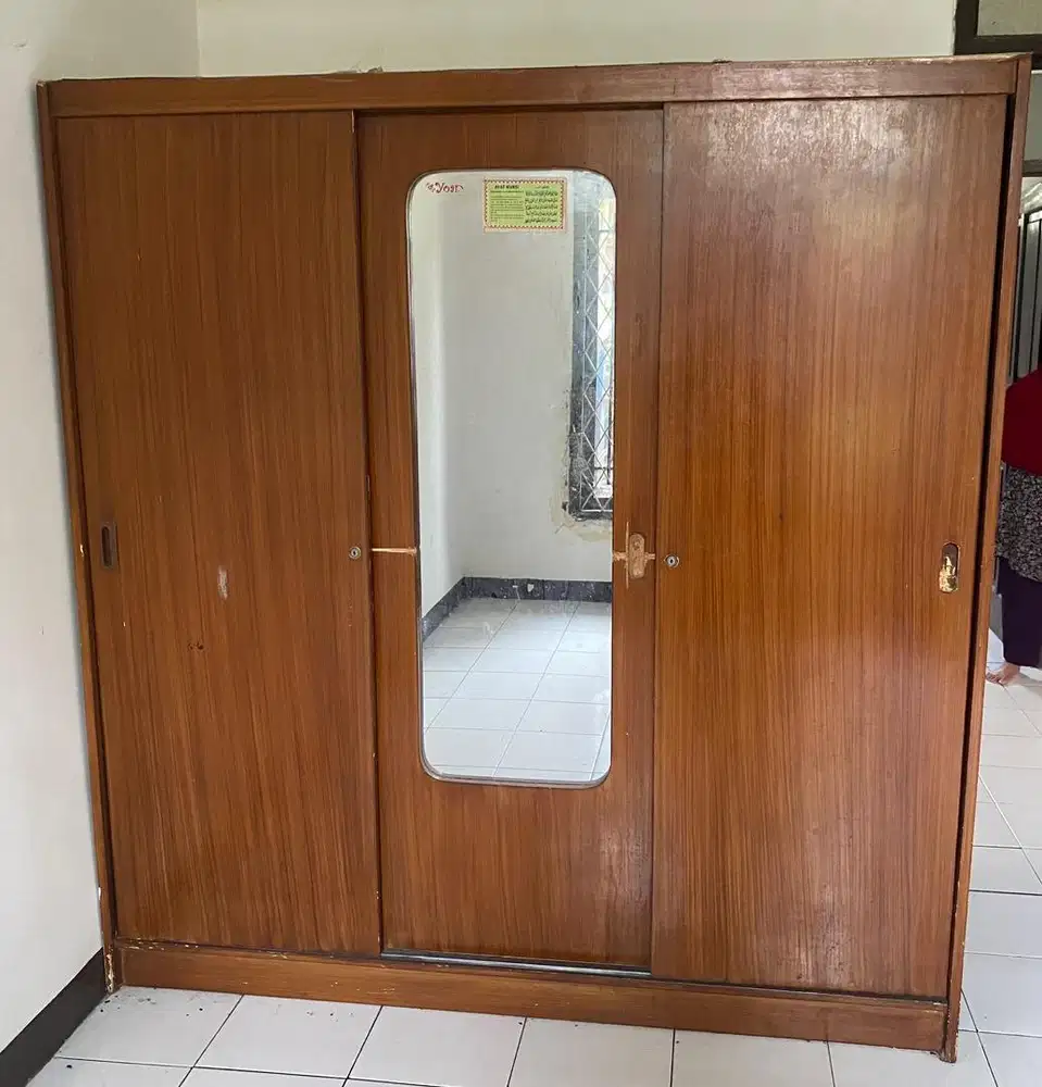 Lemari kayu besar